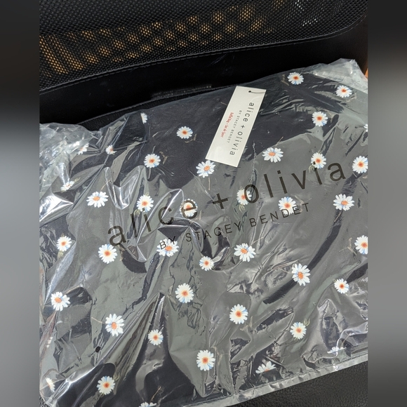 Alice + Olivia Duffel bag and bucket hat set - Picture 10 of 10